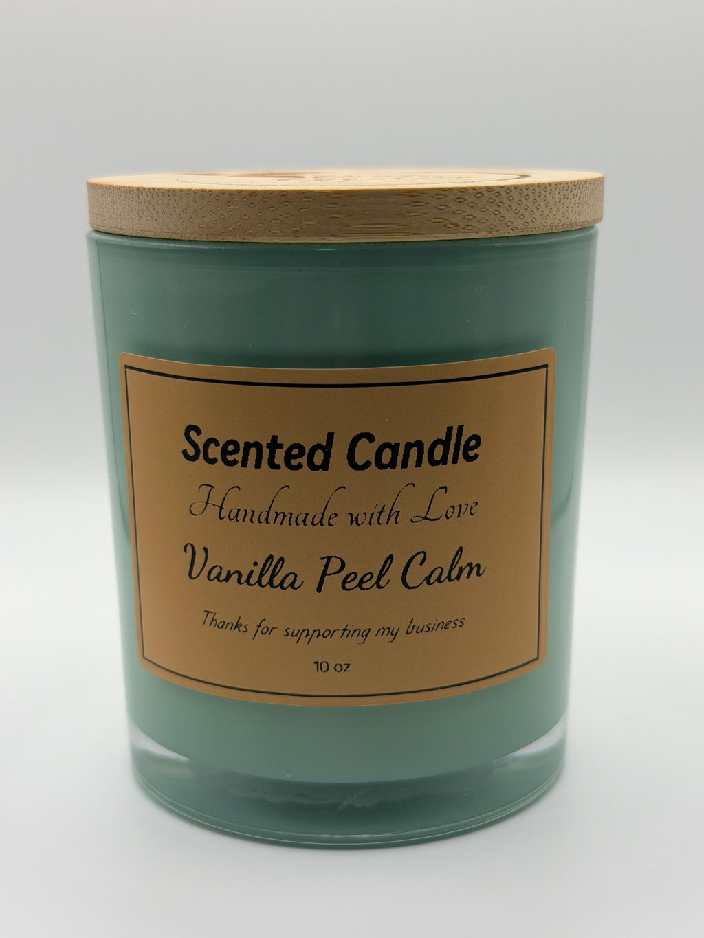 An aromatic candle inspired by the calm of the ocean. Its aqua marine blue tone and enveloping fragrance create a fresh, serene atmosphere—perfect for unplugging and recharging your energy.